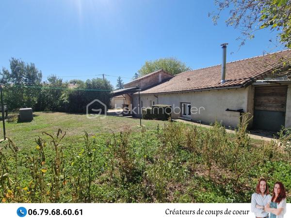 Maison en pierre composée :

-Au rez-de-chaussée: cuisine équipée, grande pièce de vie avec insert, deux chambres, salle de bain (douche et baignoire) à finir de rénover, wc séparé.
Chaufferie, atelier attenant.

-A l'étage: trois espaces à finir de rénover (matériaux à disposition). Possibilité de créer 3 chambres supplémentaires (entre 30 et 40m²)

A l'extérieur : un joli jardin clos dans un environnement calme. Une grande terrasse en partie abritée par un préau. Garage non attenant.

Triple vitrage, chaudière à pellets Okofen récente, assainissement individuel.

Située dans un hameau calme à 10 minutes de Chef-Boutonne (école, collège, commerces), 40 minutes de Niort, 1h de Poitiers, 15 minutes de Melle.

Notre regard: "Le jardin, et particulièrement sa terrasse, invite à la détente et à profiter en famille ou entre amis. Un beau potentiel qui mérite d'être exploité!"

Vendeurs, avis de valeur offert. Acquéreurs, bénéficiez de notre service financier."