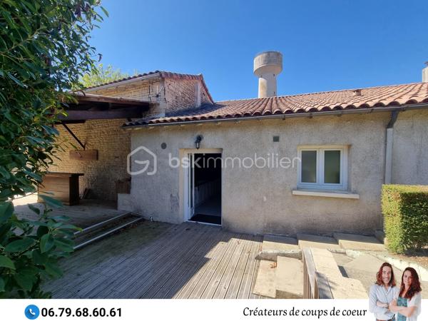 Maison en pierre composée :

-Au rez-de-chaussée: cuisine équipée, grande pièce de vie avec insert, deux chambres, salle de bain (douche et baignoire) à finir de rénover, wc séparé.
Chaufferie, atelier attenant.

-A l'étage: trois espaces à finir de rénover (matériaux à disposition). Possibilité de créer 3 chambres supplémentaires (entre 30 et 40m²)

A l'extérieur : un joli jardin clos dans un environnement calme. Une grande terrasse en partie abritée par un préau. Garage non attenant.

Triple vitrage, chaudière à pellets Okofen récente, assainissement individuel.

Située dans un hameau calme à 10 minutes de Chef-Boutonne (école, collège, commerces), 40 minutes de Niort, 1h de Poitiers, 15 minutes de Melle.

Notre regard: "Le jardin, et particulièrement sa terrasse, invite à la détente et à profiter en famille ou entre amis. Un beau potentiel qui mérite d'être exploité!"

Vendeurs, avis de valeur offert. Acquéreurs, bénéficiez de notre service financier."