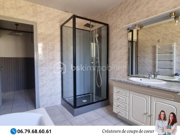 Maison en pierre composée :

-Au rez-de-chaussée: cuisine équipée, grande pièce de vie avec insert, deux chambres, salle de bain (douche et baignoire) à finir de rénover, wc séparé.
Chaufferie, atelier attenant.

-A l'étage: trois espaces à finir de rénover (matériaux à disposition). Possibilité de créer 3 chambres supplémentaires (entre 30 et 40m²)

A l'extérieur : un joli jardin clos dans un environnement calme. Une grande terrasse en partie abritée par un préau. Garage non attenant.

Triple vitrage, chaudière à pellets Okofen récente, assainissement individuel.

Située dans un hameau calme à 10 minutes de Chef-Boutonne (école, collège, commerces), 40 minutes de Niort, 1h de Poitiers, 15 minutes de Melle.

Notre regard: "Le jardin, et particulièrement sa terrasse, invite à la détente et à profiter en famille ou entre amis. Un beau potentiel qui mérite d'être exploité!"

Vendeurs, avis de valeur offert. Acquéreurs, bénéficiez de notre service financier."