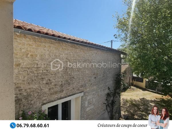 Maison en pierre composée :

-Au rez-de-chaussée: cuisine équipée, grande pièce de vie avec insert, deux chambres, salle de bain (douche et baignoire) à finir de rénover, wc séparé.
Chaufferie, atelier attenant.

-A l'étage: trois espaces à finir de rénover (matériaux à disposition). Possibilité de créer 3 chambres supplémentaires (entre 30 et 40m²)

A l'extérieur : un joli jardin clos dans un environnement calme. Une grande terrasse en partie abritée par un préau. Garage non attenant.

Triple vitrage, chaudière à pellets Okofen récente, assainissement individuel.

Située dans un hameau calme à 10 minutes de Chef-Boutonne (école, collège, commerces), 40 minutes de Niort, 1h de Poitiers, 15 minutes de Melle.

Notre regard: "Le jardin, et particulièrement sa terrasse, invite à la détente et à profiter en famille ou entre amis. Un beau potentiel qui mérite d'être exploité!"

Vendeurs, avis de valeur offert. Acquéreurs, bénéficiez de notre service financier."