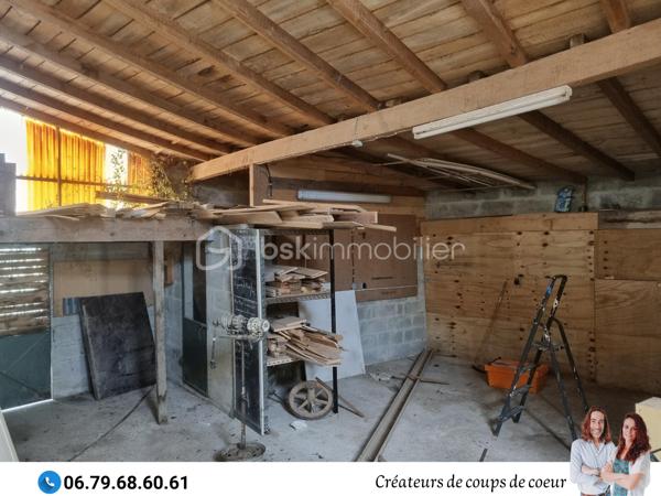 Maison en pierre composée :

-Au rez-de-chaussée: cuisine équipée, grande pièce de vie avec insert, deux chambres, salle de bain (douche et baignoire) à finir de rénover, wc séparé.
Chaufferie, atelier attenant.

-A l'étage: trois espaces à finir de rénover (matériaux à disposition). Possibilité de créer 3 chambres supplémentaires (entre 30 et 40m²)

A l'extérieur : un joli jardin clos dans un environnement calme. Une grande terrasse en partie abritée par un préau. Garage non attenant.

Triple vitrage, chaudière à pellets Okofen récente, assainissement individuel.

Située dans un hameau calme à 10 minutes de Chef-Boutonne (école, collège, commerces), 40 minutes de Niort, 1h de Poitiers, 15 minutes de Melle.

Notre regard: "Le jardin, et particulièrement sa terrasse, invite à la détente et à profiter en famille ou entre amis. Un beau potentiel qui mérite d'être exploité!"

Vendeurs, avis de valeur offert. Acquéreurs, bénéficiez de notre service financier."