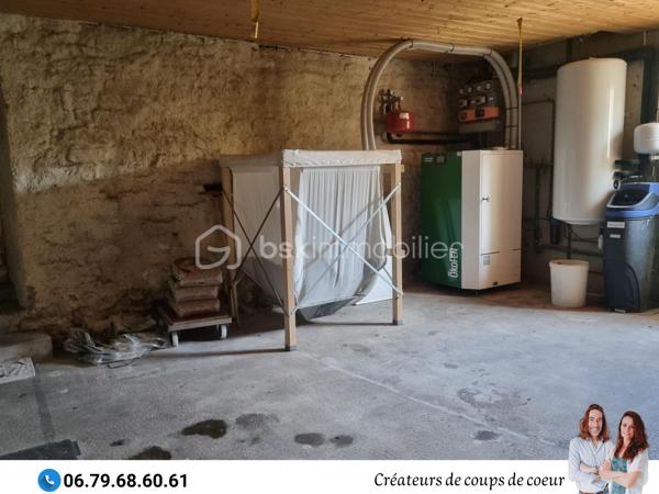 Maison en pierre composée :

-Au rez-de-chaussée: cuisine équipée, grande pièce de vie avec insert, deux chambres, salle de bain (douche et baignoire) à finir de rénover, wc séparé.
Chaufferie, atelier attenant.

-A l'étage: trois espaces à finir de rénover (matériaux à disposition). Possibilité de créer 3 chambres supplémentaires (entre 30 et 40m²)

A l'extérieur : un joli jardin clos dans un environnement calme. Une grande terrasse en partie abritée par un préau. Garage non attenant.

Triple vitrage, chaudière à pellets Okofen récente, assainissement individuel.

Située dans un hameau calme à 10 minutes de Chef-Boutonne (école, collège, commerces), 40 minutes de Niort, 1h de Poitiers, 15 minutes de Melle.

Notre regard: "Le jardin, et particulièrement sa terrasse, invite à la détente et à profiter en famille ou entre amis. Un beau potentiel qui mérite d'être exploité!"

Vendeurs, avis de valeur offert. Acquéreurs, bénéficiez de notre service financier."