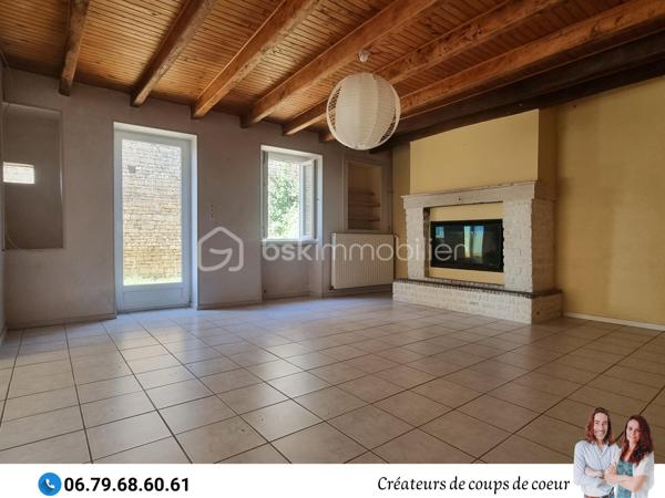 Maison en pierre composée :

-Au rez-de-chaussée: cuisine équipée, grande pièce de vie avec insert, deux chambres, salle de bain (douche et baignoire) à finir de rénover, wc séparé.
Chaufferie, atelier attenant.

-A l'étage: trois espaces à finir de rénover (matériaux à disposition). Possibilité de créer 3 chambres supplémentaires (entre 30 et 40m²)

A l'extérieur : un joli jardin clos dans un environnement calme. Une grande terrasse en partie abritée par un préau. Garage non attenant.

Triple vitrage, chaudière à pellets Okofen récente, assainissement individuel.

Située dans un hameau calme à 10 minutes de Chef-Boutonne (école, collège, commerces), 40 minutes de Niort, 1h de Poitiers, 15 minutes de Melle.

Notre regard: "Le jardin, et particulièrement sa terrasse, invite à la détente et à profiter en famille ou entre amis. Un beau potentiel qui mérite d'être exploité!"

Vendeurs, avis de valeur offert. Acquéreurs, bénéficiez de notre service financier."