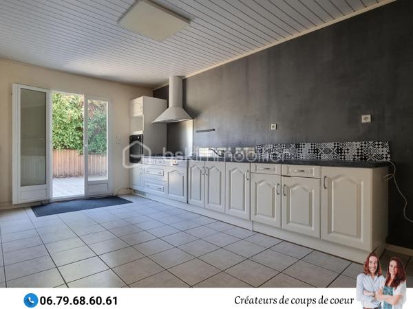 Maison en pierre composée :

-Au rez-de-chaussée: cuisine équipée, grande pièce de vie avec insert, deux chambres, salle de bain (douche et baignoire) à finir de rénover, wc séparé.
Chaufferie, atelier attenant.

-A l'étage: trois espaces à finir de rénover (matériaux à disposition). Possibilité de créer 3 chambres supplémentaires (entre 30 et 40m²)

A l'extérieur : un joli jardin clos dans un environnement calme. Une grande terrasse en partie abritée par un préau. Garage non attenant.

Triple vitrage, chaudière à pellets Okofen récente, assainissement individuel.

Située dans un hameau calme à 10 minutes de Chef-Boutonne (école, collège, commerces), 40 minutes de Niort, 1h de Poitiers, 15 minutes de Melle.

Notre regard: "Le jardin, et particulièrement sa terrasse, invite à la détente et à profiter en famille ou entre amis. Un beau potentiel qui mérite d'être exploité!"

Vendeurs, avis de valeur offert. Acquéreurs, bénéficiez de notre service financier."