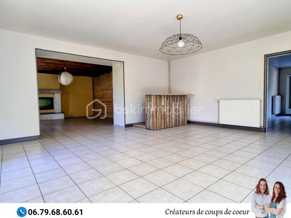 Maison en pierre composée :

-Au rez-de-chaussée: cuisine équipée, grande pièce de vie avec insert, deux chambres, salle de bain (douche et baignoire) à finir de rénover, wc séparé.
Chaufferie, atelier attenant.

-A l'étage: trois espaces à finir de rénover (matériaux à disposition). Possibilité de créer 3 chambres supplémentaires (entre 30 et 40m²)

A l'extérieur : un joli jardin clos dans un environnement calme. Une grande terrasse en partie abritée par un préau. Garage non attenant.

Triple vitrage, chaudière à pellets Okofen récente, assainissement individuel.

Située dans un hameau calme à 10 minutes de Chef-Boutonne (école, collège, commerces), 40 minutes de Niort, 1h de Poitiers, 15 minutes de Melle.

Notre regard: "Le jardin, et particulièrement sa terrasse, invite à la détente et à profiter en famille ou entre amis. Un beau potentiel qui mérite d'être exploité!"

Vendeurs, avis de valeur offert. Acquéreurs, bénéficiez de notre service financier."