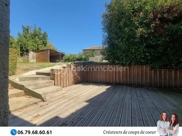 Maison en pierre composée :

-Au rez-de-chaussée: cuisine équipée, grande pièce de vie avec insert, deux chambres, salle de bain (douche et baignoire) à finir de rénover, wc séparé.
Chaufferie, atelier attenant.

-A l'étage: trois espaces à finir de rénover (matériaux à disposition). Possibilité de créer 3 chambres supplémentaires (entre 30 et 40m²)

A l'extérieur : un joli jardin clos dans un environnement calme. Une grande terrasse en partie abritée par un préau. Garage non attenant.

Triple vitrage, chaudière à pellets Okofen récente, assainissement individuel.

Située dans un hameau calme à 10 minutes de Chef-Boutonne (école, collège, commerces), 40 minutes de Niort, 1h de Poitiers, 15 minutes de Melle.

Notre regard: "Le jardin, et particulièrement sa terrasse, invite à la détente et à profiter en famille ou entre amis. Un beau potentiel qui mérite d'être exploité!"

Vendeurs, avis de valeur offert. Acquéreurs, bénéficiez de notre service financier."