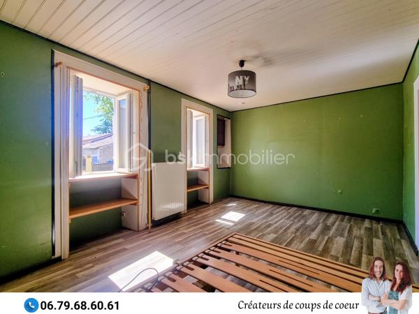Maison en pierre composée :

-Au rez-de-chaussée: cuisine équipée, grande pièce de vie avec insert, deux chambres, salle de bain (douche et baignoire) à finir de rénover, wc séparé.
Chaufferie, atelier attenant.

-A l'étage: trois espaces à finir de rénover (matériaux à disposition). Possibilité de créer 3 chambres supplémentaires (entre 30 et 40m²)

A l'extérieur : un joli jardin clos dans un environnement calme. Une grande terrasse en partie abritée par un préau. Garage non attenant.

Triple vitrage, chaudière à pellets Okofen récente, assainissement individuel.

Située dans un hameau calme à 10 minutes de Chef-Boutonne (école, collège, commerces), 40 minutes de Niort, 1h de Poitiers, 15 minutes de Melle.

Notre regard: "Le jardin, et particulièrement sa terrasse, invite à la détente et à profiter en famille ou entre amis. Un beau potentiel qui mérite d'être exploité!"

Vendeurs, avis de valeur offert. Acquéreurs, bénéficiez de notre service financier."