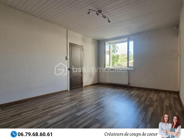 Maison en pierre composée :

-Au rez-de-chaussée: cuisine équipée, grande pièce de vie avec insert, deux chambres, salle de bain (douche et baignoire) à finir de rénover, wc séparé.
Chaufferie, atelier attenant.

-A l'étage: trois espaces à finir de rénover (matériaux à disposition). Possibilité de créer 3 chambres supplémentaires (entre 30 et 40m²)

A l'extérieur : un joli jardin clos dans un environnement calme. Une grande terrasse en partie abritée par un préau. Garage non attenant.

Triple vitrage, chaudière à pellets Okofen récente, assainissement individuel.

Située dans un hameau calme à 10 minutes de Chef-Boutonne (école, collège, commerces), 40 minutes de Niort, 1h de Poitiers, 15 minutes de Melle.

Notre regard: "Le jardin, et particulièrement sa terrasse, invite à la détente et à profiter en famille ou entre amis. Un beau potentiel qui mérite d'être exploité!"

Vendeurs, avis de valeur offert. Acquéreurs, bénéficiez de notre service financier."