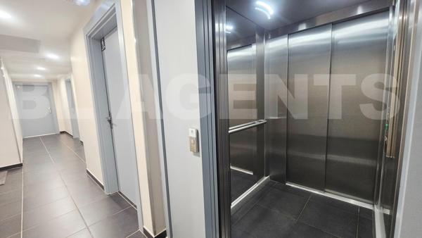 Appartement d’exception au dernier étage d’une résidence récente, offrant terrasse avec vue dégagée,