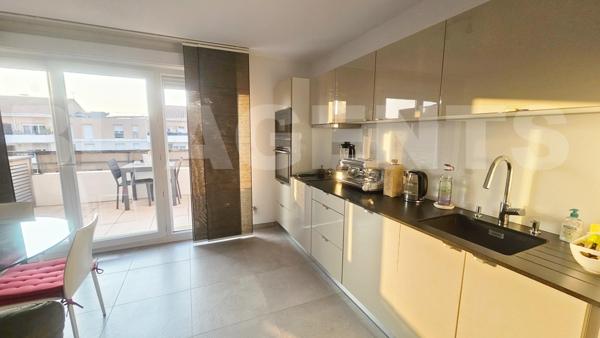 Appartement d’exception au dernier étage d’une résidence récente, offrant terrasse avec vue dégagée,