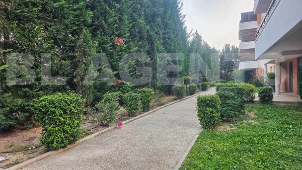 Appartement d’exception au dernier étage d’une résidence récente, offrant terrasse avec vue dégagée,