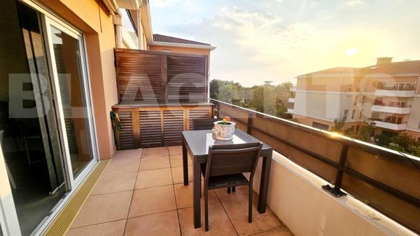 Appartement d’exception au dernier étage d’une résidence récente, offrant terrasse avec vue dégagée,