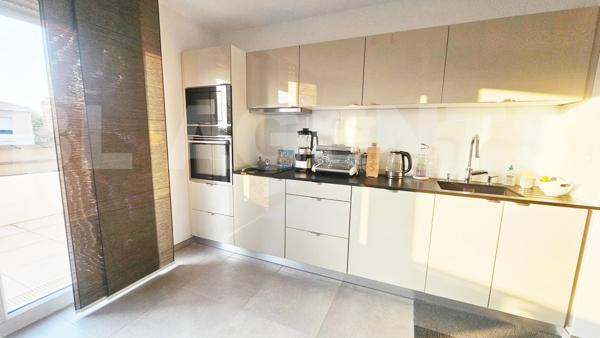 Appartement d’exception au dernier étage d’une résidence récente, offrant terrasse avec vue dégagée,