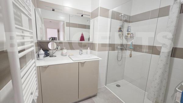 Appartement d’exception au dernier étage d’une résidence récente, offrant terrasse avec vue dégagée,