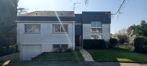 BELLE MAISON D’ARCHITECTE DE 152 M² DANS PETITE RÉSIDENCE PROCHE GARE ET CENTRE VILLE CHÂTELLERAULT Réf 2664