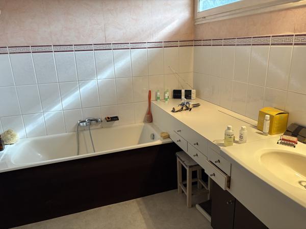 BELLE MAISON D’ARCHITECTE DE 152 M² DANS PETITE RÉSIDENCE PROCHE GARE ET CENTRE VILLE CHÂTELLERAULT Réf 2664