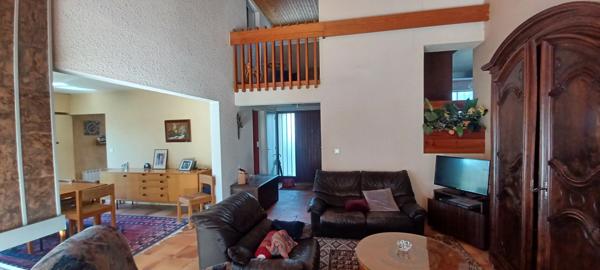 BELLE MAISON D’ARCHITECTE DE 152 M² DANS PETITE RÉSIDENCE PROCHE GARE ET CENTRE VILLE CHÂTELLERAULT Réf 2664