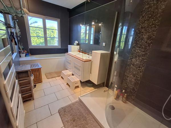 Maison 4 chambres de 175m² et un T2 de 40m² Saint vivien Maison 4 chambres de 175m² et un T2 de 40m² Saint vivien