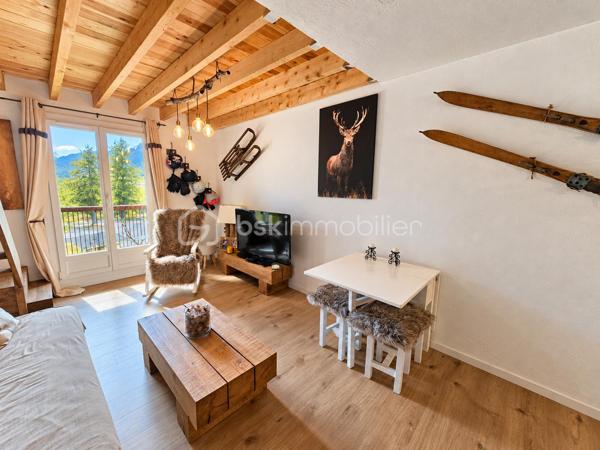 **EN EXCLUSIVITÉ**, Cédric LARRIER vous propose de découvrir RESIDENCE LE PONT DU VERDON, ce charmant appartement en duplex, idéalement situé à proximité du centre de la station.

D'une superficie de 29,55 m² loi Carrez (surface dont la hauteur sous plafond est supérieure à 1,80 m) et de 47 m² en surface habitable, cet appartement offre un agencement fonctionnel et une agréable atmosphère montagnarde.

Il se compose d'une entrée, d'une salle d'eau avec toilettes et d'un séjour chaleureux avec cuisine (lave vaisselle + four encastrable), ouvrant sur un balcon exposé plein sud, bénéficiant d'une vue dégagée.

À l'étage, l'espace nuit accueille deux chambres, offrant de belles possibilités de couchage pour recevoir famille et amis.

Ce bien est également vendu avec une CAVE et un CASIER A SKIS.
GRAND PARKING COLLECTIF FERMÉ PAR UNE BARRIERE AUTOMATIQUE

Avec son charme, sa belle exposition et sa situation à proximité du centre de la station, ce duplex constitue une belle opportunité pour un pied-à-terre à la montagne ou un investissement locatif.

Vendu meublé
Taxe foncière : 600 €

**À découvrir sans tarder !**