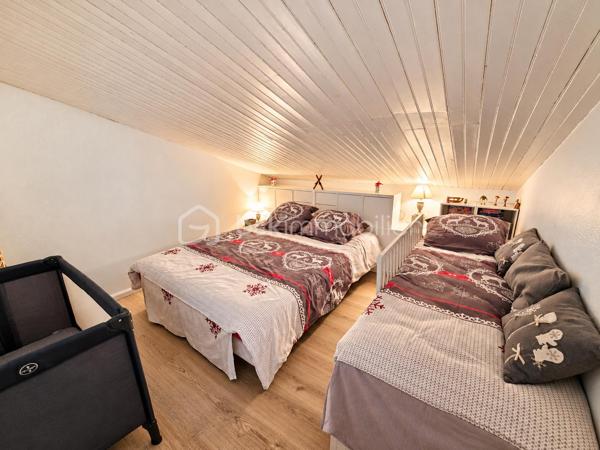 **EN EXCLUSIVITÉ**, Cédric LARRIER vous propose de découvrir RESIDENCE LE PONT DU VERDON, ce charmant appartement en duplex, idéalement situé à proximité du centre de la station.

D'une superficie de 29,55 m² loi Carrez (surface dont la hauteur sous plafond est supérieure à 1,80 m) et de 47 m² en surface habitable, cet appartement offre un agencement fonctionnel et une agréable atmosphère montagnarde.

Il se compose d'une entrée, d'une salle d'eau avec toilettes et d'un séjour chaleureux avec cuisine (lave vaisselle + four encastrable), ouvrant sur un balcon exposé plein sud, bénéficiant d'une vue dégagée.

À l'étage, l'espace nuit accueille deux chambres, offrant de belles possibilités de couchage pour recevoir famille et amis.

Ce bien est également vendu avec une CAVE et un CASIER A SKIS.
GRAND PARKING COLLECTIF FERMÉ PAR UNE BARRIERE AUTOMATIQUE

Avec son charme, sa belle exposition et sa situation à proximité du centre de la station, ce duplex constitue une belle opportunité pour un pied-à-terre à la montagne ou un investissement locatif.

Vendu meublé
Taxe foncière : 600 €

**À découvrir sans tarder !**