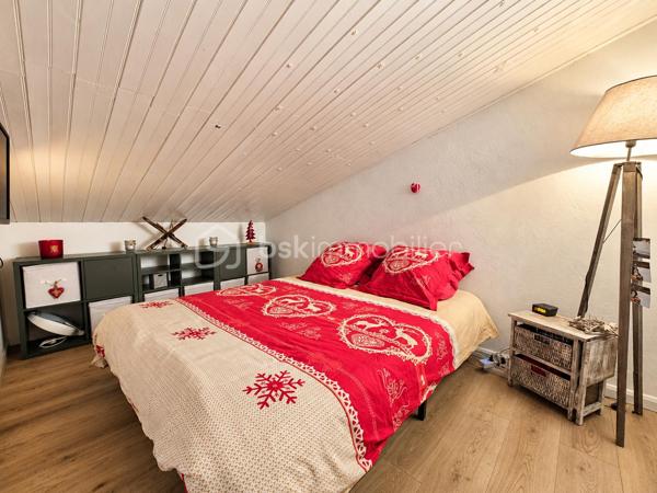 **EN EXCLUSIVITÉ**, Cédric LARRIER vous propose de découvrir RESIDENCE LE PONT DU VERDON, ce charmant appartement en duplex, idéalement situé à proximité du centre de la station.

D'une superficie de 29,55 m² loi Carrez (surface dont la hauteur sous plafond est supérieure à 1,80 m) et de 47 m² en surface habitable, cet appartement offre un agencement fonctionnel et une agréable atmosphère montagnarde.

Il se compose d'une entrée, d'une salle d'eau avec toilettes et d'un séjour chaleureux avec cuisine (lave vaisselle + four encastrable), ouvrant sur un balcon exposé plein sud, bénéficiant d'une vue dégagée.

À l'étage, l'espace nuit accueille deux chambres, offrant de belles possibilités de couchage pour recevoir famille et amis.

Ce bien est également vendu avec une CAVE et un CASIER A SKIS.
GRAND PARKING COLLECTIF FERMÉ PAR UNE BARRIERE AUTOMATIQUE

Avec son charme, sa belle exposition et sa situation à proximité du centre de la station, ce duplex constitue une belle opportunité pour un pied-à-terre à la montagne ou un investissement locatif.

Vendu meublé
Taxe foncière : 600 €

**À découvrir sans tarder !**