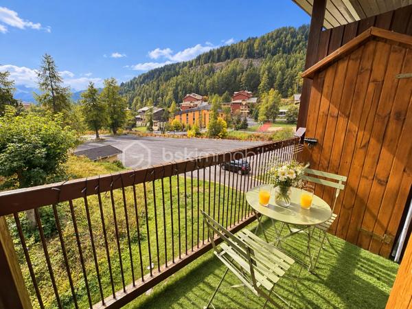 **EN EXCLUSIVITÉ**, Cédric LARRIER vous propose de découvrir RESIDENCE LE PONT DU VERDON, ce charmant appartement en duplex, idéalement situé à proximité du centre de la station.

D'une superficie de 29,55 m² loi Carrez (surface dont la hauteur sous plafond est supérieure à 1,80 m) et de 47 m² en surface habitable, cet appartement offre un agencement fonctionnel et une agréable atmosphère montagnarde.

Il se compose d'une entrée, d'une salle d'eau avec toilettes et d'un séjour chaleureux avec cuisine (lave vaisselle + four encastrable), ouvrant sur un balcon exposé plein sud, bénéficiant d'une vue dégagée.

À l'étage, l'espace nuit accueille deux chambres, offrant de belles possibilités de couchage pour recevoir famille et amis.

Ce bien est également vendu avec une CAVE et un CASIER A SKIS.
GRAND PARKING COLLECTIF FERMÉ PAR UNE BARRIERE AUTOMATIQUE

Avec son charme, sa belle exposition et sa situation à proximité du centre de la station, ce duplex constitue une belle opportunité pour un pied-à-terre à la montagne ou un investissement locatif.

Vendu meublé
Taxe foncière : 600 €

**À découvrir sans tarder !**