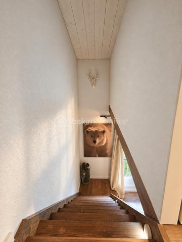 **EN EXCLUSIVITÉ**, Cédric LARRIER vous propose de découvrir RESIDENCE LE PONT DU VERDON, ce charmant appartement en duplex, idéalement situé à proximité du centre de la station.

D'une superficie de 29,55 m² loi Carrez (surface dont la hauteur sous plafond est supérieure à 1,80 m) et de 47 m² en surface habitable, cet appartement offre un agencement fonctionnel et une agréable atmosphère montagnarde.

Il se compose d'une entrée, d'une salle d'eau avec toilettes et d'un séjour chaleureux avec cuisine (lave vaisselle + four encastrable), ouvrant sur un balcon exposé plein sud, bénéficiant d'une vue dégagée.

À l'étage, l'espace nuit accueille deux chambres, offrant de belles possibilités de couchage pour recevoir famille et amis.

Ce bien est également vendu avec une CAVE et un CASIER A SKIS.
GRAND PARKING COLLECTIF FERMÉ PAR UNE BARRIERE AUTOMATIQUE

Avec son charme, sa belle exposition et sa situation à proximité du centre de la station, ce duplex constitue une belle opportunité pour un pied-à-terre à la montagne ou un investissement locatif.

Vendu meublé
Taxe foncière : 600 €

**À découvrir sans tarder !**