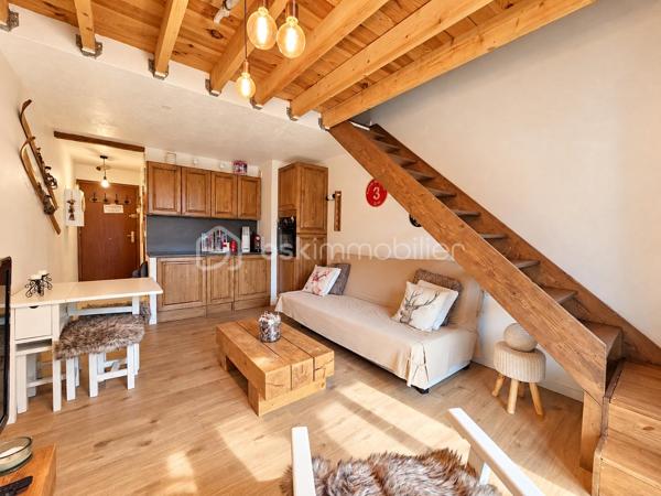 **EN EXCLUSIVITÉ**, Cédric LARRIER vous propose de découvrir RESIDENCE LE PONT DU VERDON, ce charmant appartement en duplex, idéalement situé à proximité du centre de la station.

D'une superficie de 29,55 m² loi Carrez (surface dont la hauteur sous plafond est supérieure à 1,80 m) et de 47 m² en surface habitable, cet appartement offre un agencement fonctionnel et une agréable atmosphère montagnarde.

Il se compose d'une entrée, d'une salle d'eau avec toilettes et d'un séjour chaleureux avec cuisine (lave vaisselle + four encastrable), ouvrant sur un balcon exposé plein sud, bénéficiant d'une vue dégagée.

À l'étage, l'espace nuit accueille deux chambres, offrant de belles possibilités de couchage pour recevoir famille et amis.

Ce bien est également vendu avec une CAVE et un CASIER A SKIS.
GRAND PARKING COLLECTIF FERMÉ PAR UNE BARRIERE AUTOMATIQUE

Avec son charme, sa belle exposition et sa situation à proximité du centre de la station, ce duplex constitue une belle opportunité pour un pied-à-terre à la montagne ou un investissement locatif.

Vendu meublé
Taxe foncière : 600 €

**À découvrir sans tarder !**
