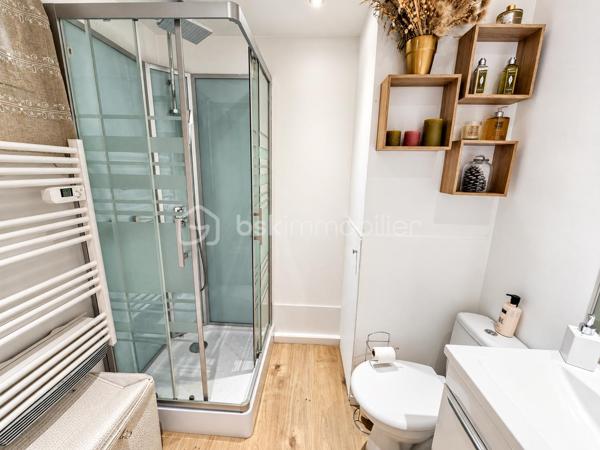 **EN EXCLUSIVITÉ**, Cédric LARRIER vous propose de découvrir RESIDENCE LE PONT DU VERDON, ce charmant appartement en duplex, idéalement situé à proximité du centre de la station.

D'une superficie de 29,55 m² loi Carrez (surface dont la hauteur sous plafond est supérieure à 1,80 m) et de 47 m² en surface habitable, cet appartement offre un agencement fonctionnel et une agréable atmosphère montagnarde.

Il se compose d'une entrée, d'une salle d'eau avec toilettes et d'un séjour chaleureux avec cuisine (lave vaisselle + four encastrable), ouvrant sur un balcon exposé plein sud, bénéficiant d'une vue dégagée.

À l'étage, l'espace nuit accueille deux chambres, offrant de belles possibilités de couchage pour recevoir famille et amis.

Ce bien est également vendu avec une CAVE et un CASIER A SKIS.
GRAND PARKING COLLECTIF FERMÉ PAR UNE BARRIERE AUTOMATIQUE

Avec son charme, sa belle exposition et sa situation à proximité du centre de la station, ce duplex constitue une belle opportunité pour un pied-à-terre à la montagne ou un investissement locatif.

Vendu meublé
Taxe foncière : 600 €

**À découvrir sans tarder !**
