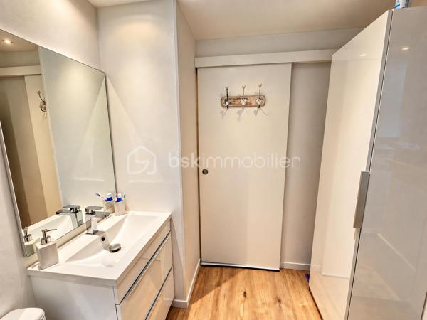 **EN EXCLUSIVITÉ**, Cédric LARRIER vous propose de découvrir RESIDENCE LE PONT DU VERDON, ce charmant appartement en duplex, idéalement situé à proximité du centre de la station.

D'une superficie de 29,55 m² loi Carrez (surface dont la hauteur sous plafond est supérieure à 1,80 m) et de 47 m² en surface habitable, cet appartement offre un agencement fonctionnel et une agréable atmosphère montagnarde.

Il se compose d'une entrée, d'une salle d'eau avec toilettes et d'un séjour chaleureux avec cuisine (lave vaisselle + four encastrable), ouvrant sur un balcon exposé plein sud, bénéficiant d'une vue dégagée.

À l'étage, l'espace nuit accueille deux chambres, offrant de belles possibilités de couchage pour recevoir famille et amis.

Ce bien est également vendu avec une CAVE et un CASIER A SKIS.
GRAND PARKING COLLECTIF FERMÉ PAR UNE BARRIERE AUTOMATIQUE

Avec son charme, sa belle exposition et sa situation à proximité du centre de la station, ce duplex constitue une belle opportunité pour un pied-à-terre à la montagne ou un investissement locatif.

Vendu meublé
Taxe foncière : 600 €

**À découvrir sans tarder !**