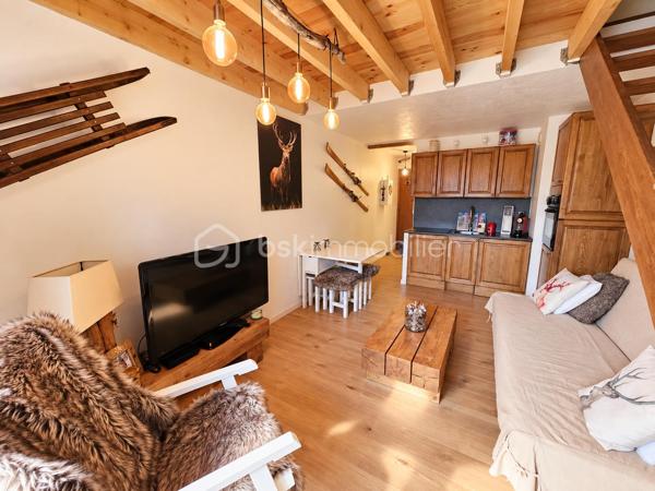 **EN EXCLUSIVITÉ**, Cédric LARRIER vous propose de découvrir RESIDENCE LE PONT DU VERDON, ce charmant appartement en duplex, idéalement situé à proximité du centre de la station.

D'une superficie de 29,55 m² loi Carrez (surface dont la hauteur sous plafond est supérieure à 1,80 m) et de 47 m² en surface habitable, cet appartement offre un agencement fonctionnel et une agréable atmosphère montagnarde.

Il se compose d'une entrée, d'une salle d'eau avec toilettes et d'un séjour chaleureux avec cuisine (lave vaisselle + four encastrable), ouvrant sur un balcon exposé plein sud, bénéficiant d'une vue dégagée.

À l'étage, l'espace nuit accueille deux chambres, offrant de belles possibilités de couchage pour recevoir famille et amis.

Ce bien est également vendu avec une CAVE et un CASIER A SKIS.
GRAND PARKING COLLECTIF FERMÉ PAR UNE BARRIERE AUTOMATIQUE

Avec son charme, sa belle exposition et sa situation à proximité du centre de la station, ce duplex constitue une belle opportunité pour un pied-à-terre à la montagne ou un investissement locatif.

Vendu meublé
Taxe foncière : 600 €

**À découvrir sans tarder !**