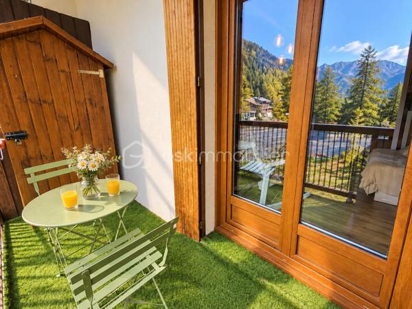 **EN EXCLUSIVITÉ**, Cédric LARRIER vous propose de découvrir RESIDENCE LE PONT DU VERDON, ce charmant appartement en duplex, idéalement situé à proximité du centre de la station.

D'une superficie de 29,55 m² loi Carrez (surface dont la hauteur sous plafond est supérieure à 1,80 m) et de 47 m² en surface habitable, cet appartement offre un agencement fonctionnel et une agréable atmosphère montagnarde.

Il se compose d'une entrée, d'une salle d'eau avec toilettes et d'un séjour chaleureux avec cuisine (lave vaisselle + four encastrable), ouvrant sur un balcon exposé plein sud, bénéficiant d'une vue dégagée.

À l'étage, l'espace nuit accueille deux chambres, offrant de belles possibilités de couchage pour recevoir famille et amis.

Ce bien est également vendu avec une CAVE et un CASIER A SKIS.
GRAND PARKING COLLECTIF FERMÉ PAR UNE BARRIERE AUTOMATIQUE

Avec son charme, sa belle exposition et sa situation à proximité du centre de la station, ce duplex constitue une belle opportunité pour un pied-à-terre à la montagne ou un investissement locatif.

Vendu meublé
Taxe foncière : 600 €

**À découvrir sans tarder !**