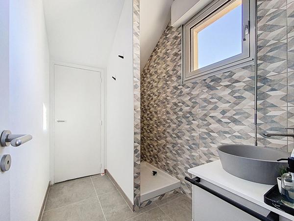 Villa d'architecte 169m², 4 chbs + bureau, terrain 1549m², sous-sol