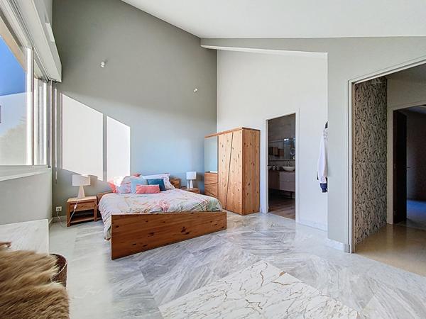 Villa d'architecte 169m², 4 chbs + bureau, terrain 1549m², sous-sol