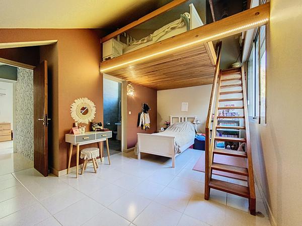 Villa d'architecte 169m², 4 chbs + bureau, terrain 1549m², sous-sol