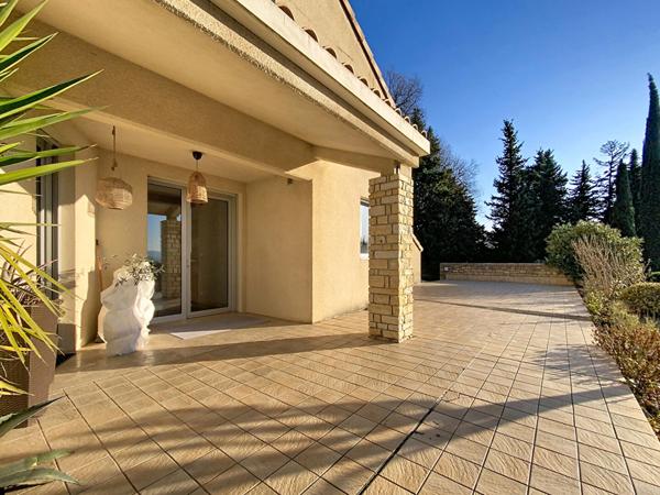 Villa d'architecte 169m², 4 chbs + bureau, terrain 1549m², sous-sol