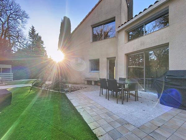Villa d'architecte 169m², 4 chbs + bureau, terrain 1549m², sous-sol