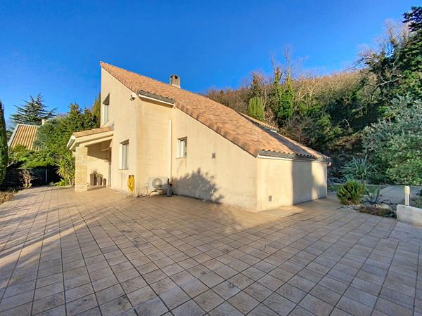 Villa d'architecte 169m², 4 chbs + bureau, terrain 1549m², sous-sol