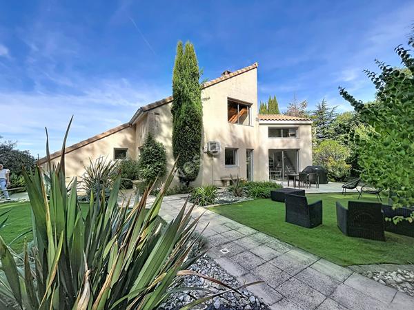 Villa d'architecte 169m², 4 chbs + bureau, terrain 1549m², sous-sol