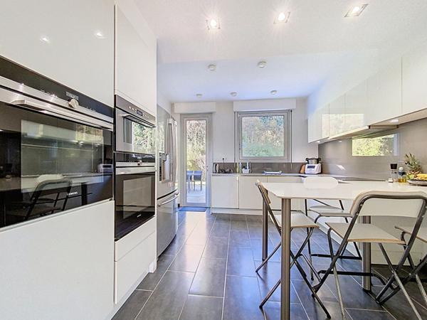 Villa d'architecte 169m², 4 chbs + bureau, terrain 1549m², sous-sol