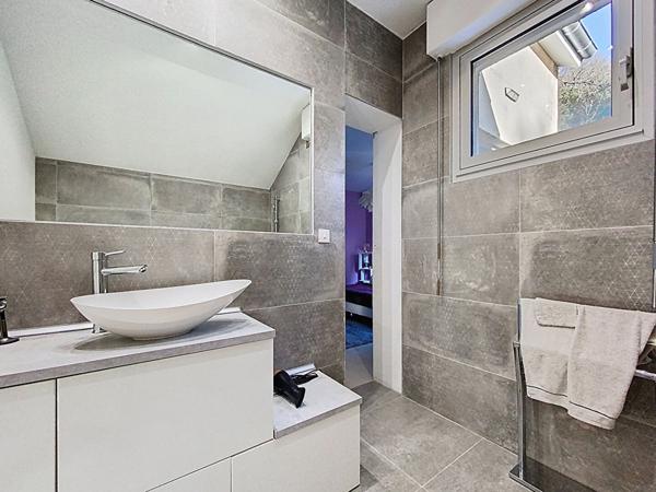 Villa d'architecte 169m², 4 chbs + bureau, terrain 1549m², sous-sol