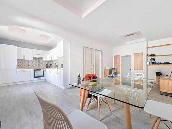 Immeuble avec T2 loué + deux plateaux à aménager – Centre de Bédarieux