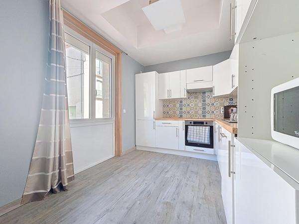 Immeuble avec T2 loué + deux plateaux à aménager – Centre de Bédarieux