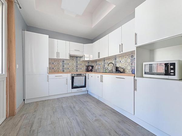 Immeuble avec T2 loué + deux plateaux à aménager – Centre de Bédarieux