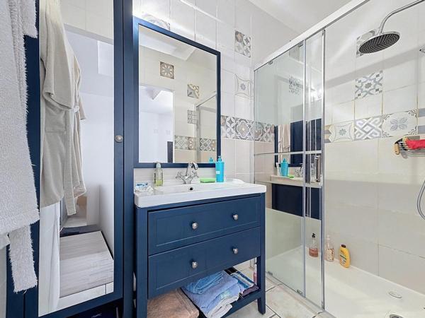 Immeuble avec T2 loué + deux plateaux à aménager – Centre de Bédarieux