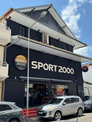 A LOUER SURFACE COMMERCIALE DE 850 M2 UTILES DANS UN IMMEUBLE SUR 3 NIVEAUX