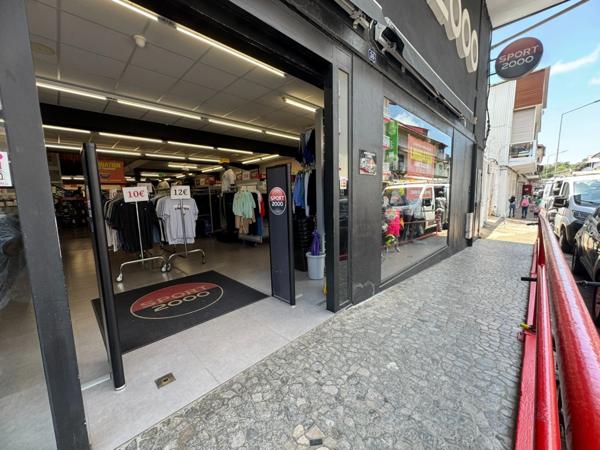 A LOUER SURFACE COMMERCIALE DE 850 M2 UTILES DANS UN IMMEUBLE SUR 3 NIVEAUX