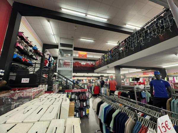 A LOUER SURFACE COMMERCIALE DE 850 M2 UTILES DANS UN IMMEUBLE SUR 3 NIVEAUX