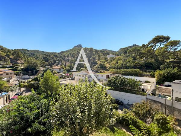 A vendre appartement type 4 avec balcon, une place de parking, caves à Marseille 13011 "La Barrasse"