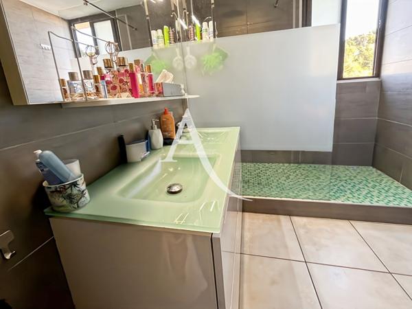 A vendre appartement type 4 avec balcon, une place de parking, caves à Marseille 13011 "La Barrasse"